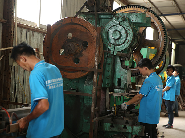 康胜家具-生产车间